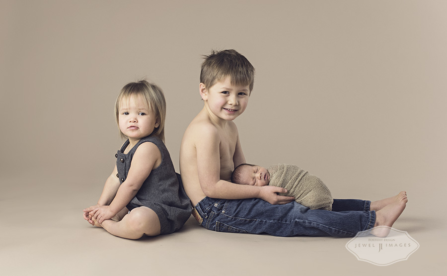 Newborn and siblings | Jewel Images Bend, Oregon Newborn Photographer www.jewel-images.com #newborn #photography #newbornphotographer #jewelimages