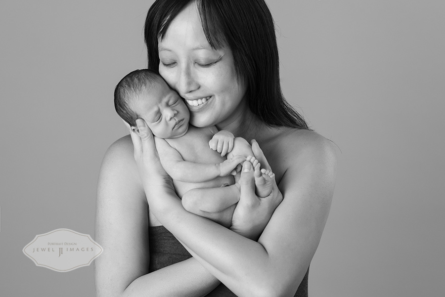 Newborn and Mother | Jewel Images Bend, Oregon Newborn Photographer www.jewel-images.com #newborn #photography #newbornphotographer #jewelimages