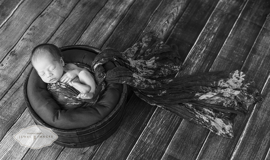Black and white in a bucket | Jewel Images Bend, Oregon Newborn Photographer www.jewel-images.com #newborn #photography #newbornphotographer #jewelimages