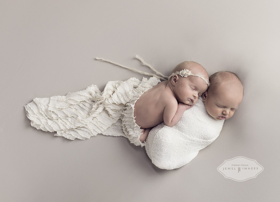 Cuddle bugs! | Jewel Images Bend, Oregon Newborn Photographer www.jewel-images.com #newborn #photography #newbornphotographer #jewelimages