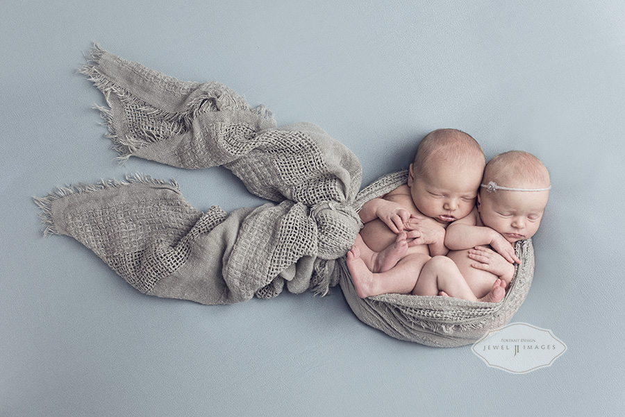 Supporting eachother from the very beginning | Jewel Images Bend, Oregon Newborn Photographer www.jewel-images.com #newborn #photography #newbornphotographer #jewelimages