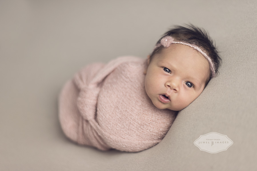 Wide eyed and ready! | Jewel Images Bend, Oregon Newborn Photographer www.jewel-images.com #newborn #photography #newbornphotographer #jewelimages