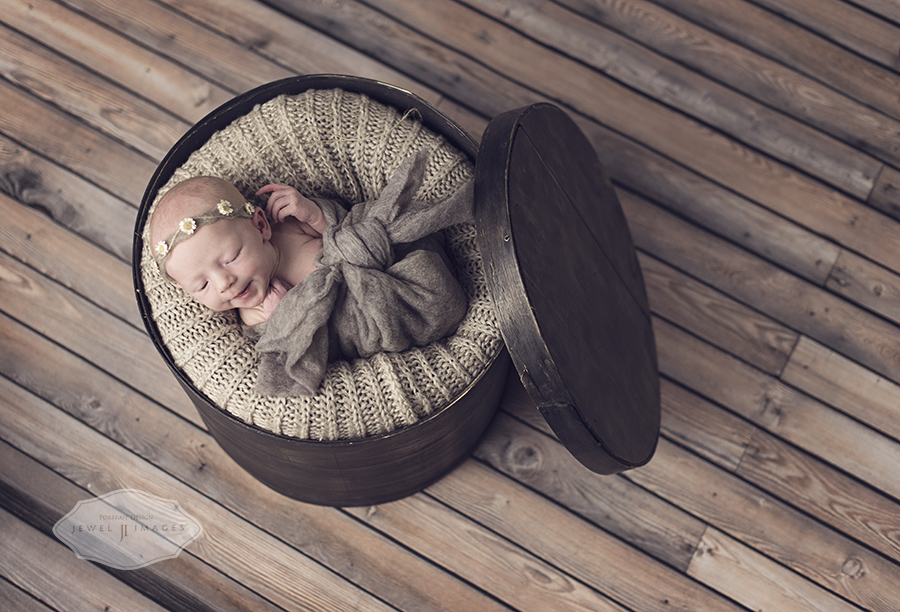 Newborn cuddled in a bucket | Jewel Images Bend, Oregon Newborn Photographer www.jewel-images.com #newborn #photography #newbornphotographer #jewelimages