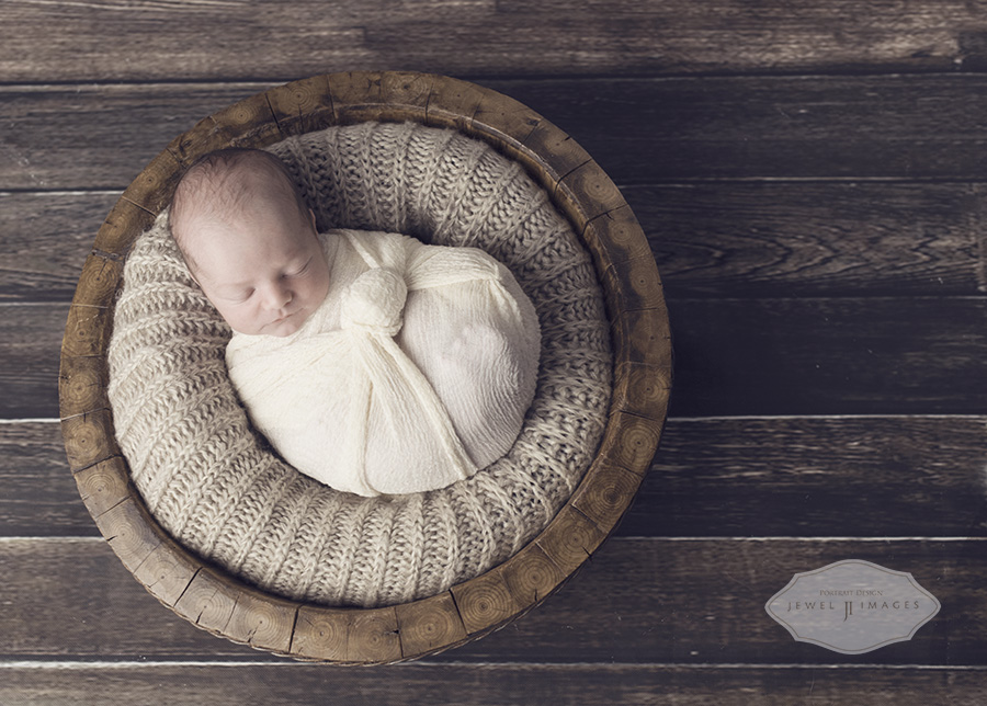 Sweetly wrapped newborn| Jewel Images Bend, Oregon Newborn Photographer www.jewel-images.com #newborn #photography #newbornphotographer #jewelimages