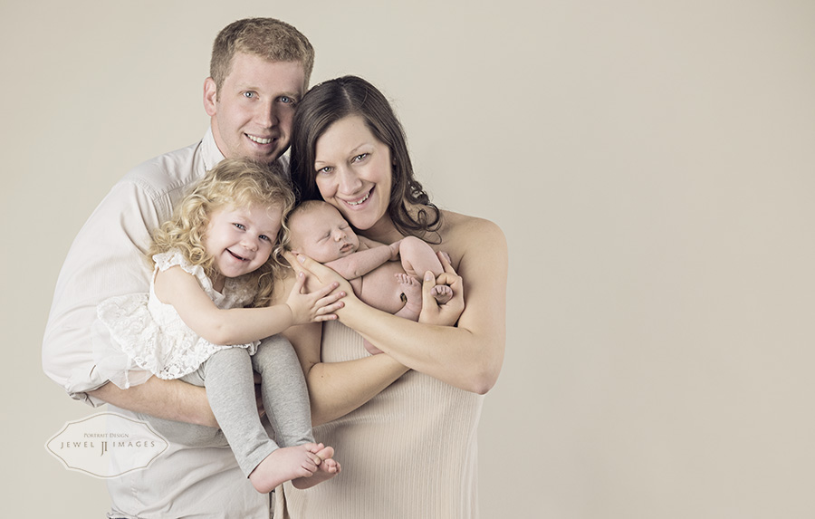Beautiful family, beautiful portrait, lasting memories Jewel Images Bend, Oregon Newborn Photographer www.jewel-images.com #newborn #photography #newbornphotographer #jewelimages