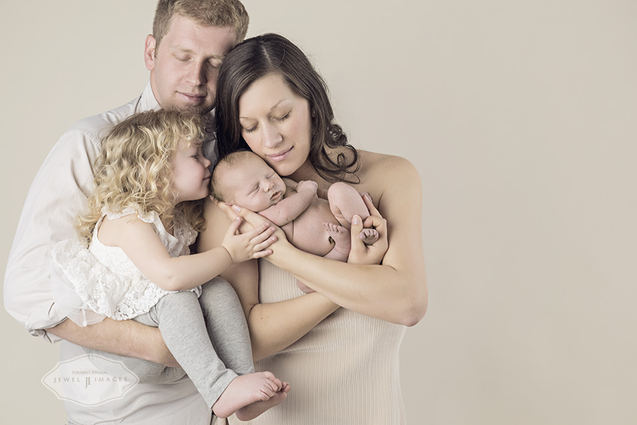 First sweet kisses! Jewel Images Bend, Oregon Newborn Photographer www.jewel-images.com #newborn #photography #newbornphotographer #jewelimages