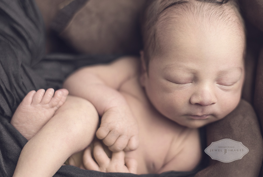 Those cheeks! | Jewel Images Bend, Oregon Newborn Photographer www.jewel-images.com #newborn #photography #newbornphotographer #jewelimages