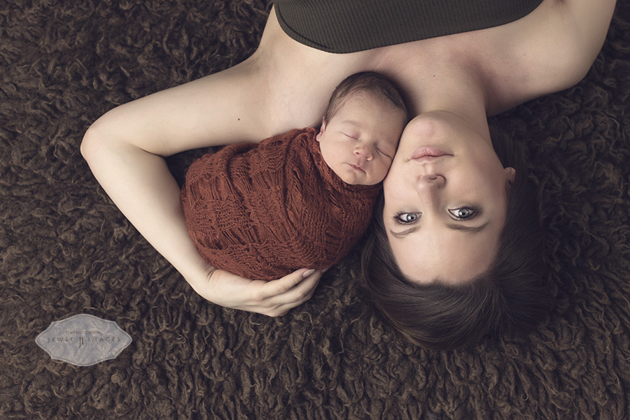 Mom and newborn from above | Jewel Images Bend, Oregon Newborn Photographer www.jewel-images.com #newborn #photography #newbornphotographer #jewelimages