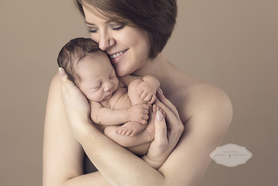 Close cuddle, mom and newborn | Jewel Images Bend, Oregon Newborn Photographer www.jewel-images.com #newborn #photography #newbornphotographer #jewelimages