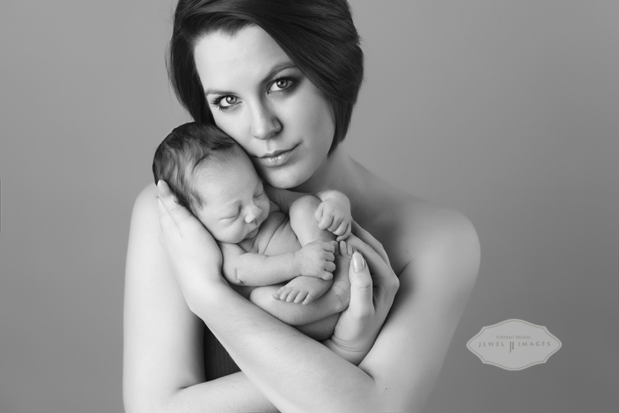 Moment she’ll never forget, black and white mom and newborn | Jewel Images Bend, Oregon Newborn Photographer www.jewel-images.com #newborn #photography #newbornphotographer #jewelimages