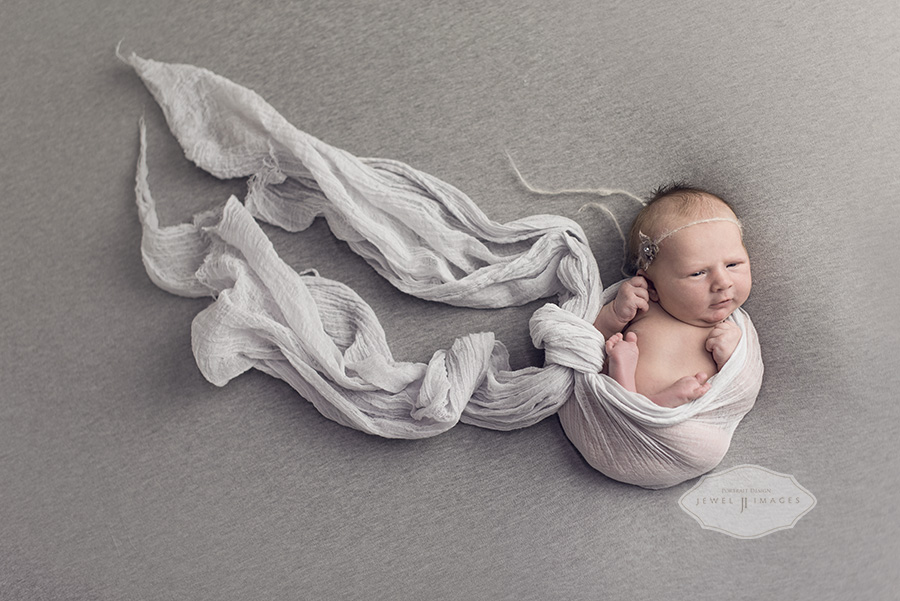 Neutral colors, soft fabrics | Jewel Images Bend, Oregon Newborn Photographer www.jewel-images.com #newborn #photography #newbornphotographer #jewelimages