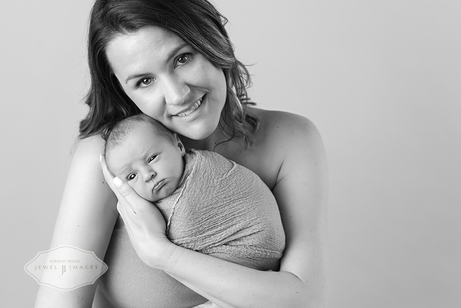 Mother and baby. | Jewel Images Bend, Oregon Newborn Photographer www.jewel-images.com #newborn #photography #newbornphotographer #jewelimages