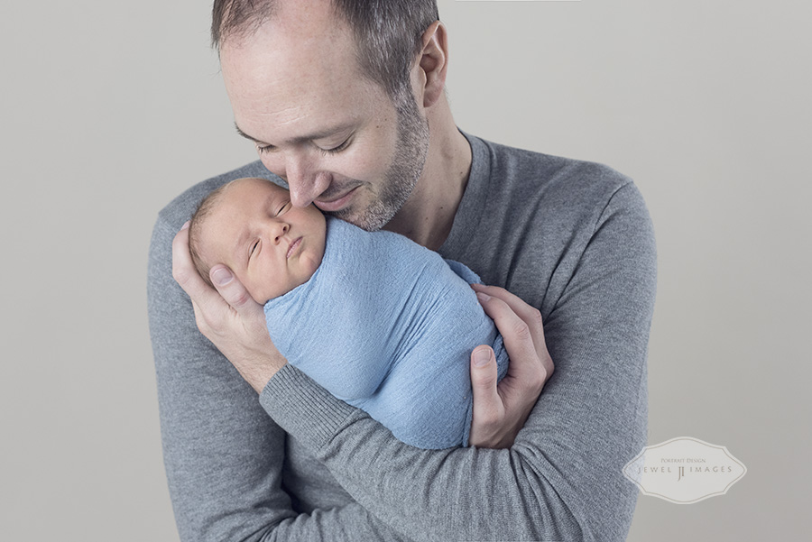 Daddy and daughter. | Jewel Images Bend, Oregon Newborn Photographer www.jewel-images.com #newborn #photography #newbornphotographer #jewelimages