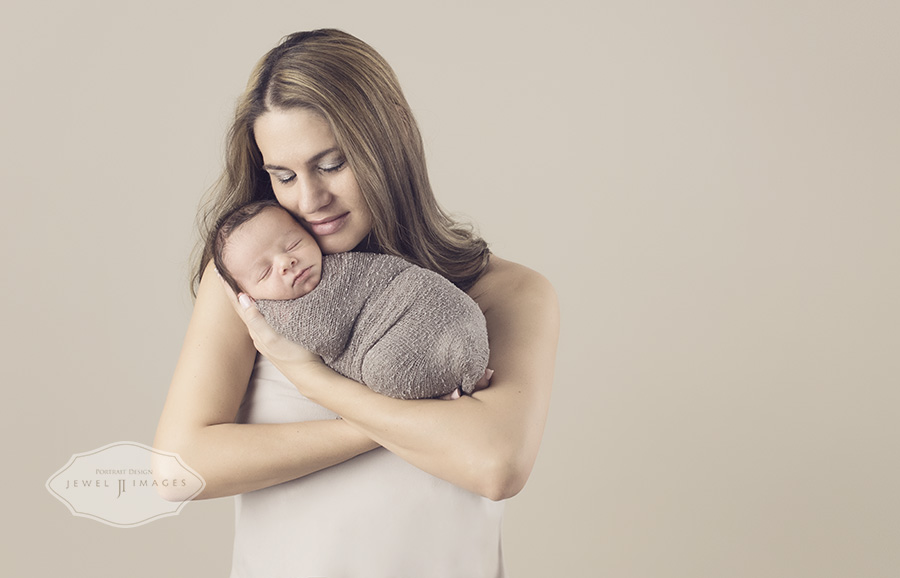 Mother love. | Jewel Images Bend, Oregon Newborn Photographer www.jewel-images.com #newborn #photography #newbornphotographer #jewelimages