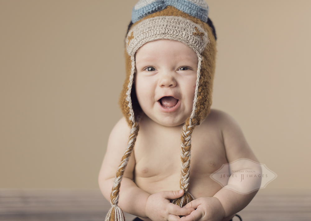 Look at me! | Jewel Images Bend, Oregon Newborn Photographer www.jewel-images.com #newborn #photography #newbornphotographer #jewelimages
