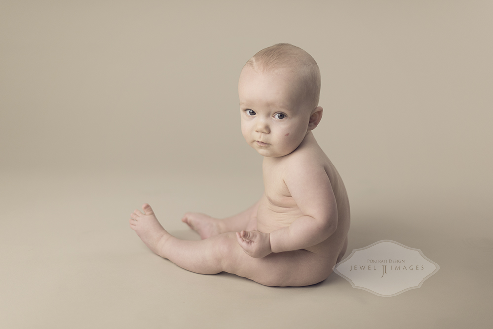 Look at me! | Jewel Images Bend, Oregon Newborn Photographer www.jewel-images.com #newborn #photography #newbornphotographer #jewelimages