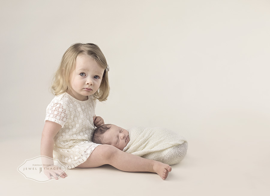The sweetest siblings | Jewel Images Bend, Oregon Newborn Photographer www.jewel-images.com #newborn #photography #newbornphotographer #jewelimages
