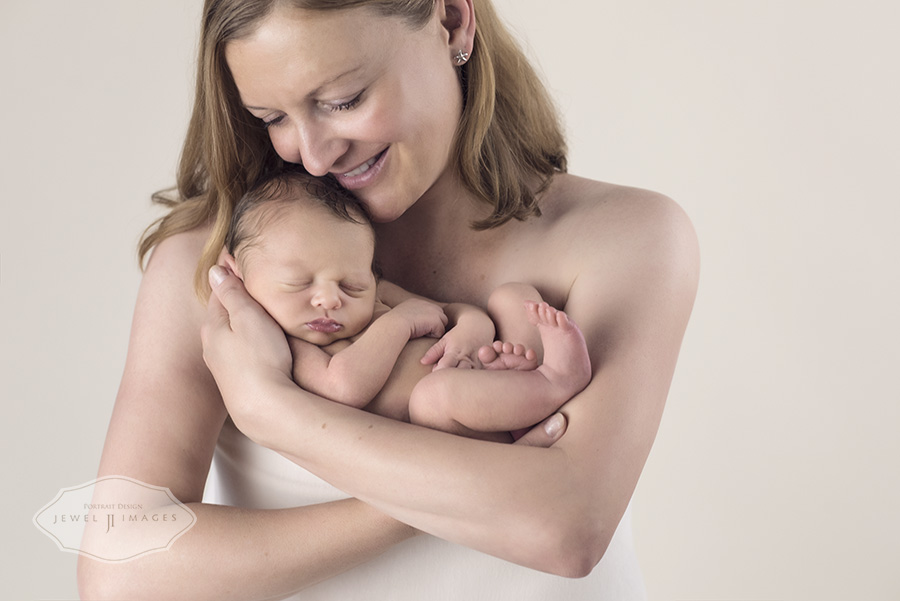 Mama and baby | Jewel Images Bend, Oregon Newborn Photographer www.jewel-images.com #newborn #photography #newbornphotographer #jewelimages