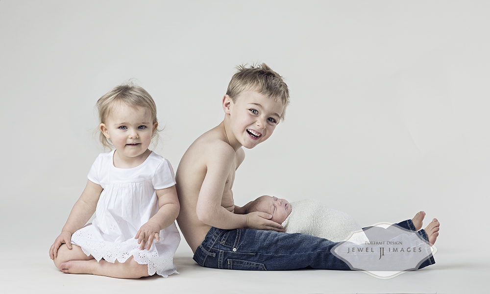 Siblings are the best! | Jewel Images Bend, Oregon Newborn Photographer www.jewel-images.com #newborn #photography #newbornphotographer #jewelimages