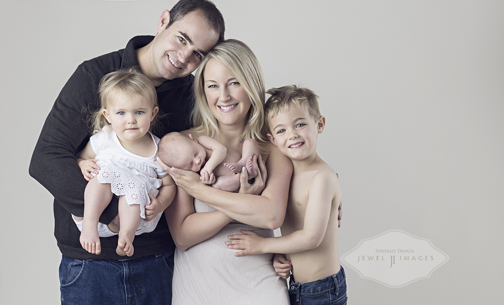 Beautiful family portrait | Jewel Images Bend, Oregon Newborn Photographer www.jewel-images.com #newborn #photography #newbornphotographer #jewelimages