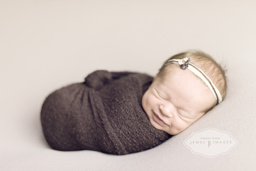 Hi there smiling baby! | Jewel Images Bend, Oregon Newborn Photographer www.jewel-images.com #newborn #photography #newbornphotographer #jewelimages