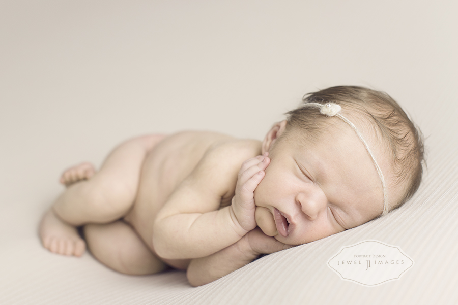 Oh my! I’m too cute! | Jewel Images Bend, Oregon Newborn Photographer www.jewel-images.com #newborn #photography #newbornphotographer #jewelimages
