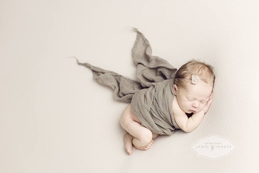 Baby wrapped gently, gorgeous simplicity | Jewel Images Bend, Oregon Newborn Photographer www.jewel-images.com #newborn #photography #newbornphotographer #jewelimages